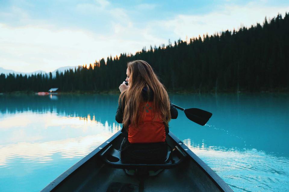 Kanufahrt auf einem Bergsee bei Abendlicht