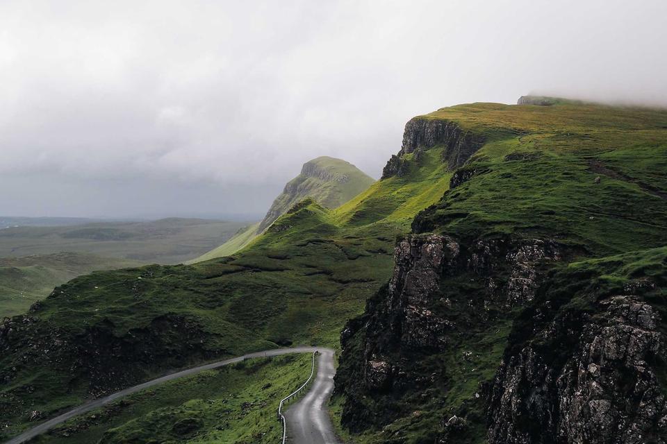 Wanderweg schlängelt sich durch grüne Berge